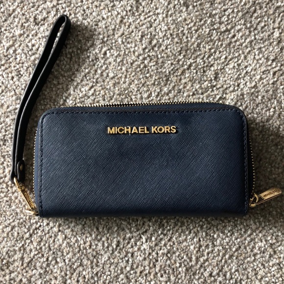 Michale Kors wristlet wallet - Picture 1 of 3
